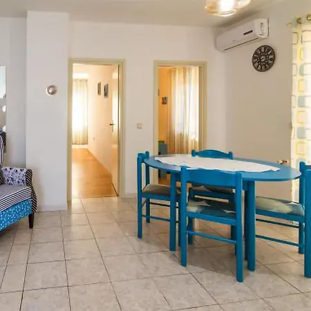 Apartment 2 Bedroom Cozy In