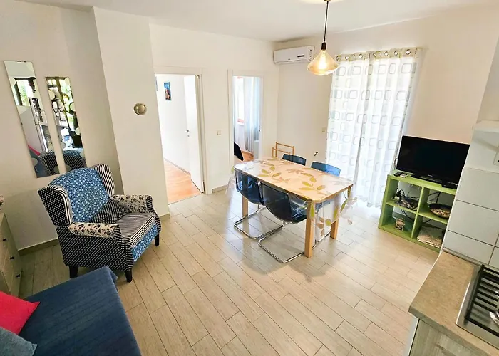 شقة 2 Bedroom Cozy In