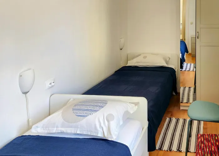 شقة 2 Bedroom Cozy In